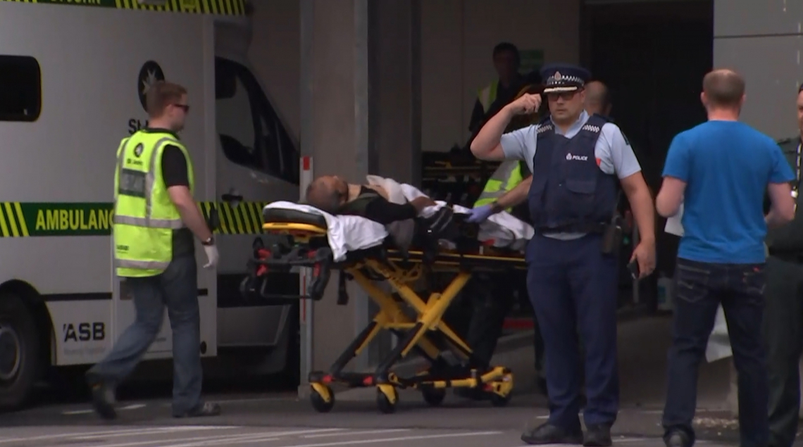￼VÍTIMA DE MASSACRE é socorrida 
na cidade de Christchurch (Foto: TV New Zealand/ AFP)