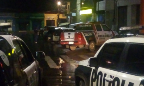 Viaturas de Polícia e carros da Prefeitura de Ubajara se concentraram na sede para deslocamento até localidade de Betânia 