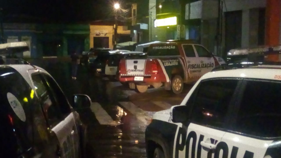 Viaturas de Polícia e carros da Prefeitura de Ubajara se concentraram na sede para deslocamento até localidade de Betânia