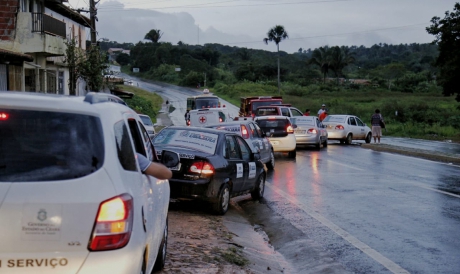 Movimento de veículos nas proximidades das comunidades (Foto: Aurélio Alves/O POVO) 