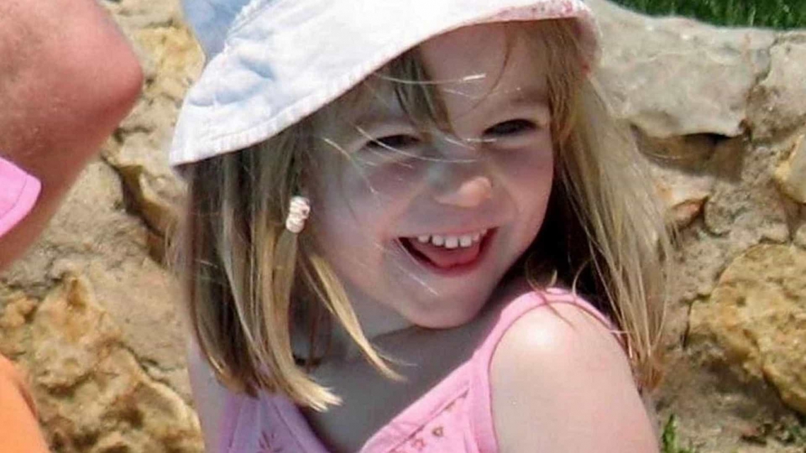A pequena Madeleine McCann, então com 3 anos, desapareceu dentro de um resort na Praia de Luz, em Portugal (Foto: fotos divulgação)
