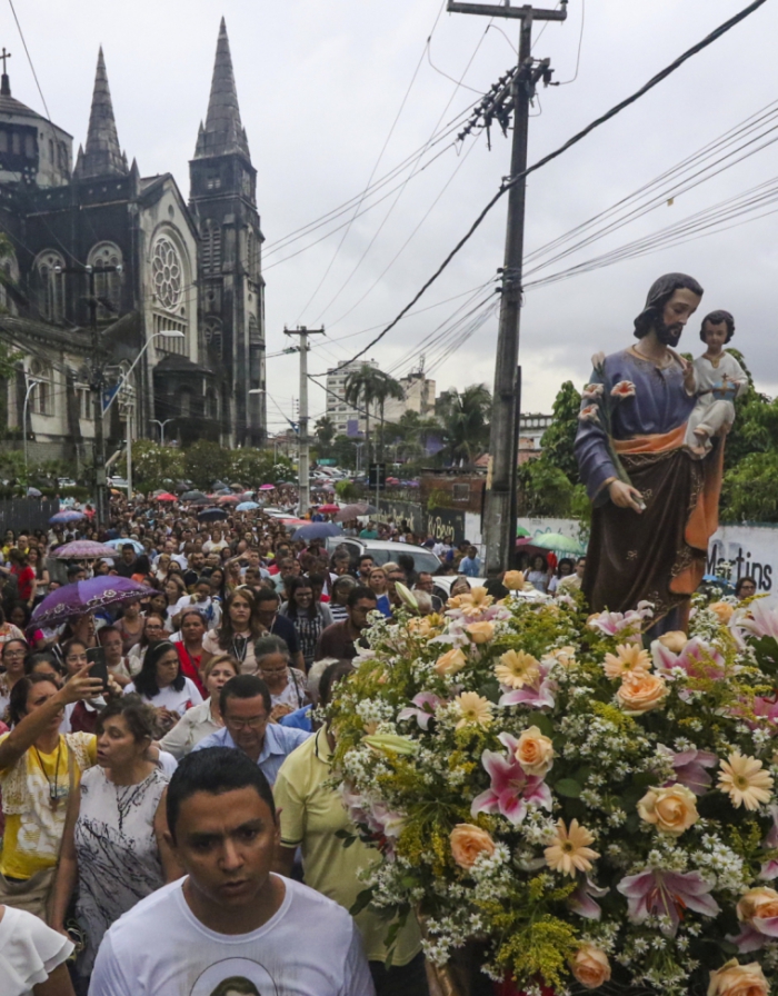 ￼MULTIDÃO seguiu andor com imagem de São José pelas ruas do Centro. Choveu durante a procissão (Foto: Mateus Dantas)