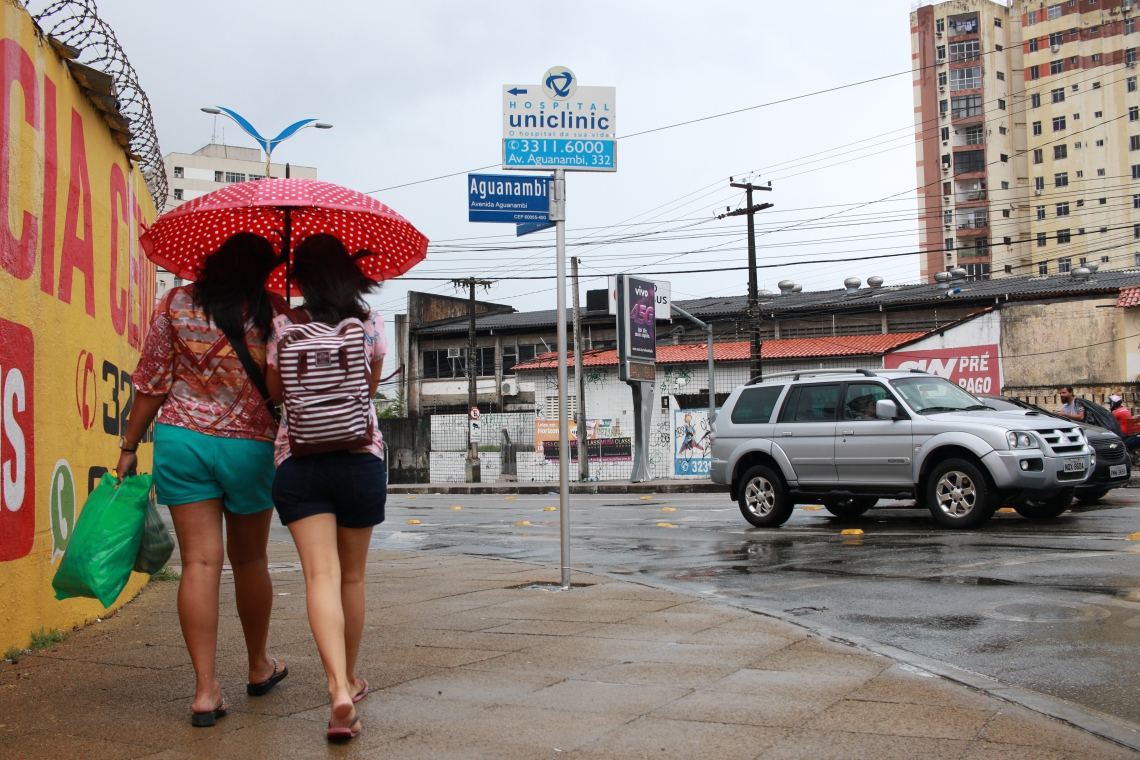 ￼Registro da chuva na tarde de ontem, em Fortaleza: poucas nuvens (Foto: Tatiana Fortes)