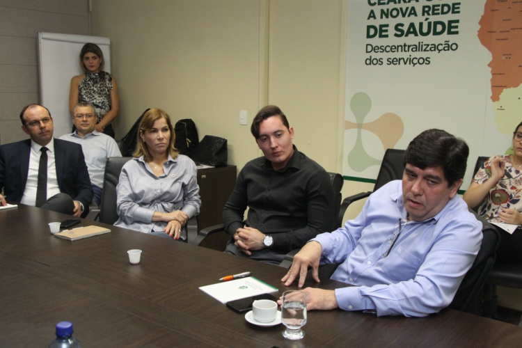Alessandro Vasconcelos, Mayra Pinheiro, Gustavo Hoff e Carlos Roberto Martins Rodrigues Sobrinho (Cabeto). Representantes do Minist&eacute;rio da Sa&uacute;de em reuni&atilde;o com o secretario da Sa&uacute;de do Estado, na Sesa, na Praia de Iracema. (Foto: Mauri Melo/O POVO).