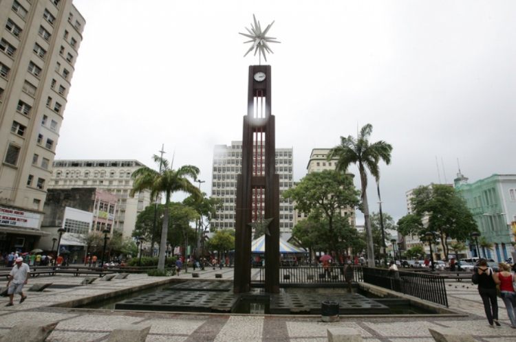 Praça do Ferreira foi reformada com intuito de recompor simbolicamente aspectos arquitetônicos do início do século XIX.