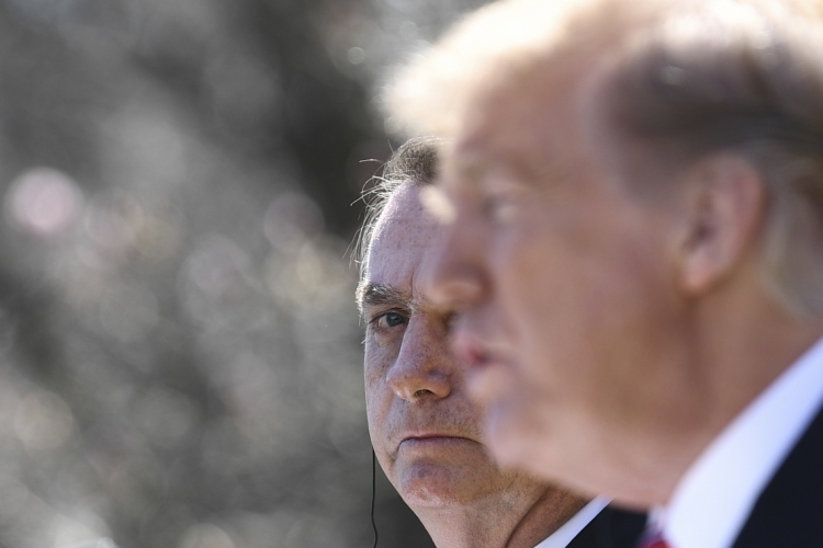  Jair Bolsonaro e Donald Trump são aliados no mesmo espectro político; Julgamento do ex-presidente brasileiro pode gerar novas sanções de Trump ao Brasil, segundo aliados