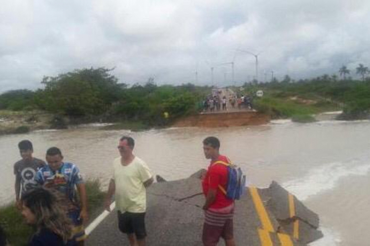 É possível chegar no local contanto que seja feito um desvio pela Sabiaguaba, em Amontada