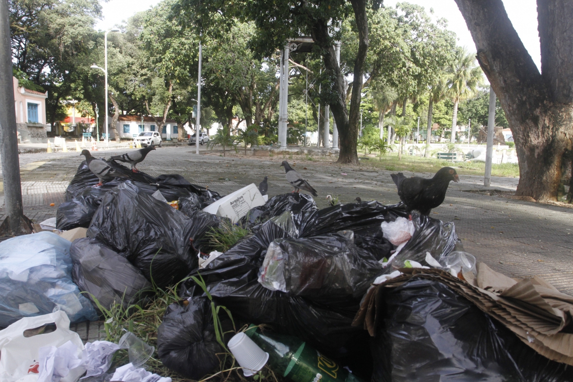 ￼CIDADE da Criança tem lixo acumulado e prédios arrombados. Local aguarda início de requalificação (Foto: Evilázio Bezerra)