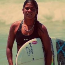 A surfista cearense começou a pegar ondas aos sete anos de idade, na praia em frente de sua casa.