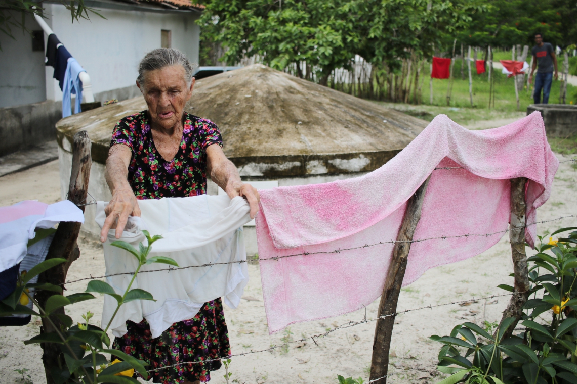 ￼ NA EDIÇÃO de ontem O POVO mostrou como pequenas comunidades são beneficiadas com os dessalinizadores. Maria Nunes, 82, usa água tratada para beber e cozinhar e lava roupa com água salobra (Foto: FABIO LIMA
)