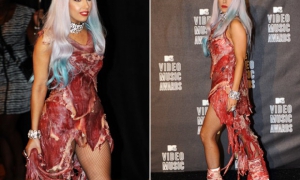 Lady Gaga surpreendeu ao aparecer com vestido de carne e premiação. Lady Gaga surpreendeu ao aparecer com vestido de carne e premiação.