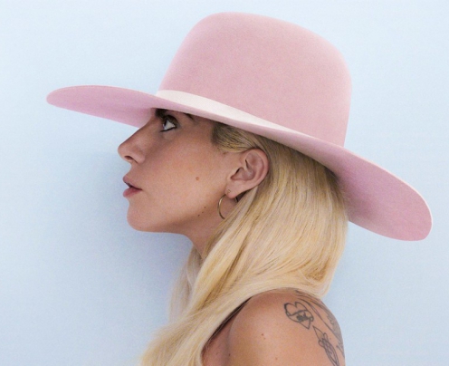 Com uma nova sonoridade, Lady Gaga lançou Joanne como seu quinto álbum de estúdio Com uma nova sonoridade, Lady Gaga lançou Joanne como seu quinto álbum de estúdio