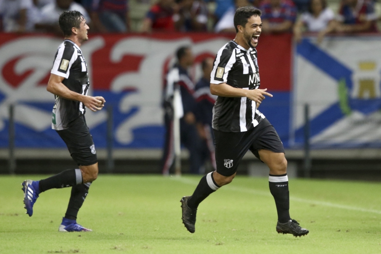 Felipe (à direita) já chegou à marca de 16 partidas disputadas em dois meses e dez dias