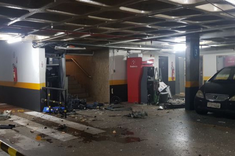 Explos&atilde;o em caixas eletr&ocirc;nicos no Golden Tulip.  