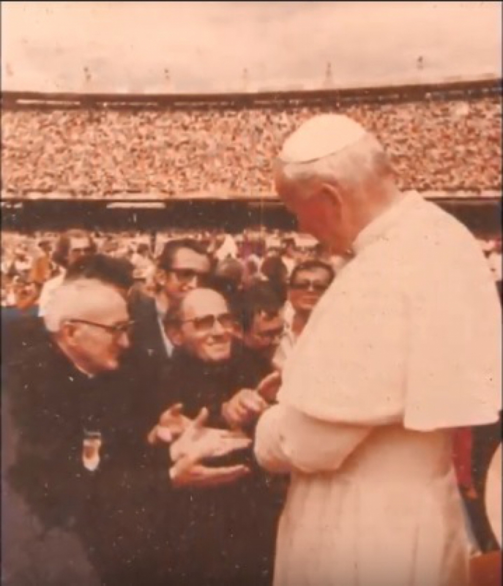   O monsenhor Feitosa recebeu bençãos do Papa João Paulo II em sua visita ao estádio Castelão, em Fortaleza.