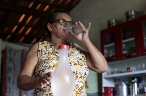 RUSSAS,CE,BRASIL,26.03.2019: Jocélia Mara da Silva,agricultora. Projeto de Desalinização de água em Russas, realiza a retirada das impurezas da água provenientes dos lençóis freáticos, tornando-a própria para o consumo humano. (fotos: Tatiana Fortes/ O POVO)