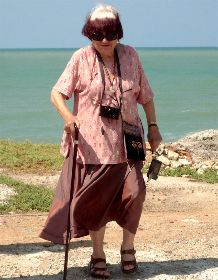 Registro  feito por Frederico Benevides na estadia de Agnès Varda em Fortaleza, em 2009. Na foto, a cineasta na Praia do Titanzinho (Foto: Frederico Benevides / acervo pessoal)