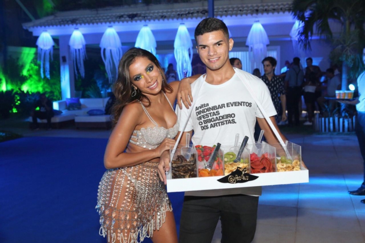 Dindin gourmet de Thiago Cordeiro estava entre os cardápio do aniversário de Anitta.