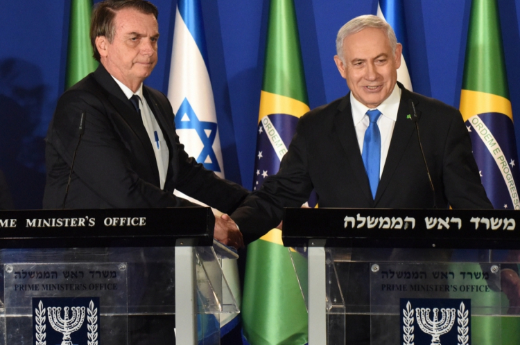 O presidente brasileiro Jair Bolsonaro (à esquerda) e o primeiro-ministro israelense Benjamin Netanyahu se cumprimentam durante uma coletiva de imprensa conjunta na residência do primeiro-ministro em Jerusalém em 31 de março de 2019.(Foto: DEBBIE HILL/AFP)