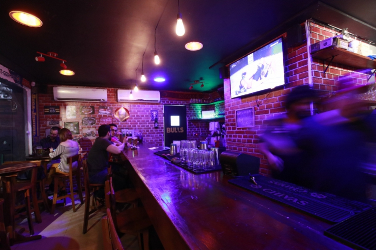 FORTALEZA, CE, BRASIL, 25-07-2017: Balcão da Bulls Beer House. Cardápio baseado no Tex-Mex. Comes e Bebes.  (Foto: Júlio Caesar/O POVO)