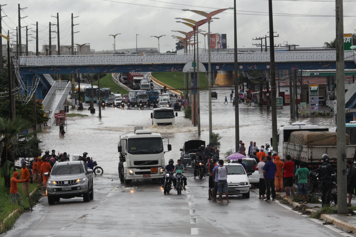 ALAGAMENTO interrompeu passagem na avenida Alberto Craveiro, em Fortaleza