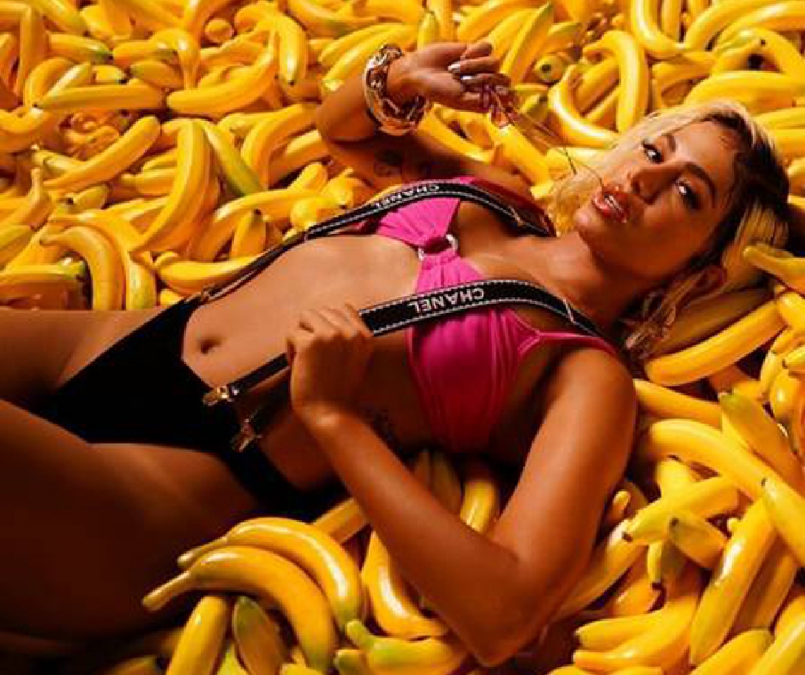 Em "Banana", parceria com Becky G, Anitta aparece dançando por cima de várias bananas