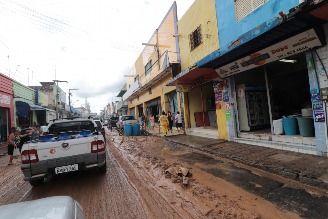 ￼RUAS do Crato ficaram cobertas de lama após deslizamento de encosta (Foto: Camila de Almeida)