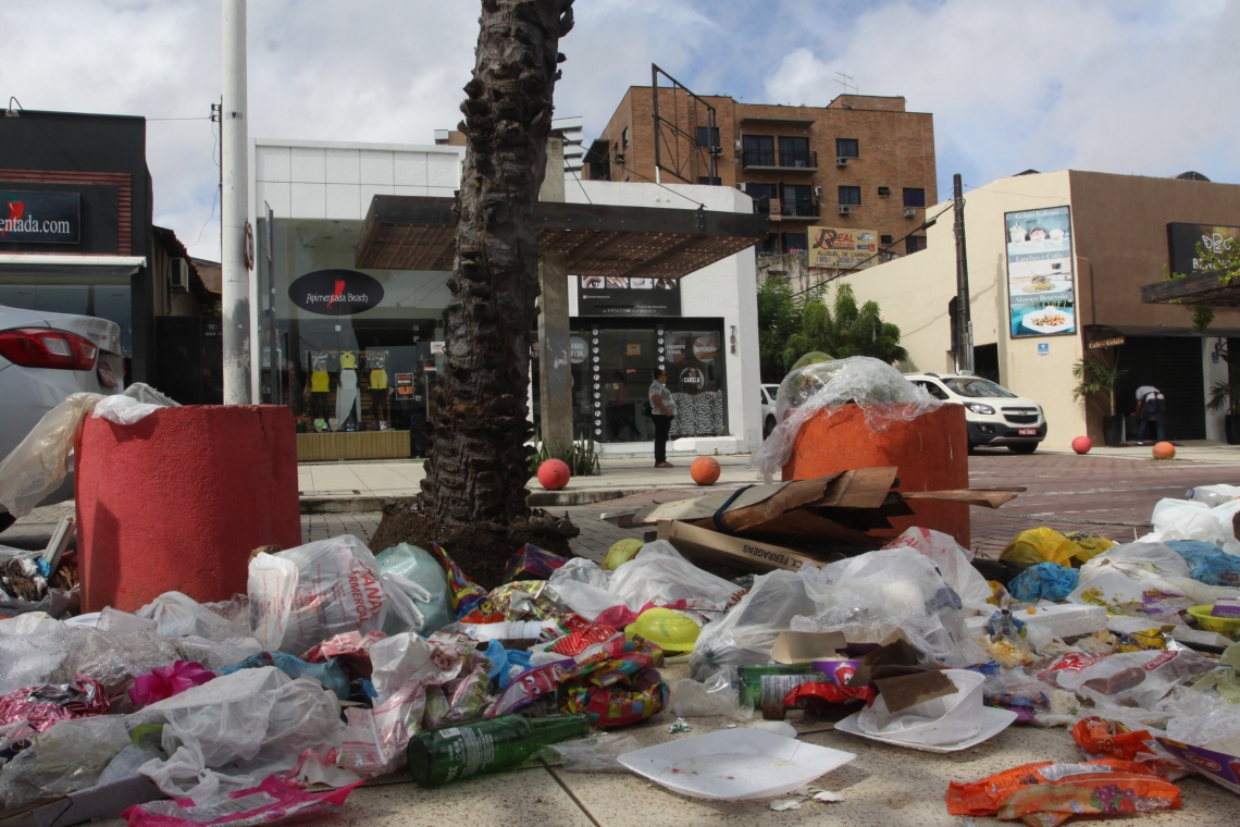 Lixo e mato na avenida Monsenhor Tabosa, no bairro Praia de Iracema