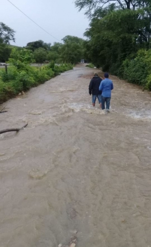 Chuvas inundaram estradas, impedindo a passagem dos alunos(foto: Reprodução/Amaury Alencar)