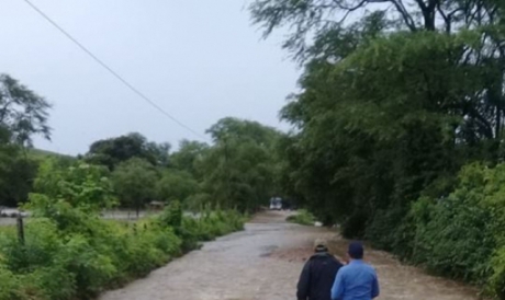 Chuvas inundaram estradas, impedindo a passagem dos alunos 