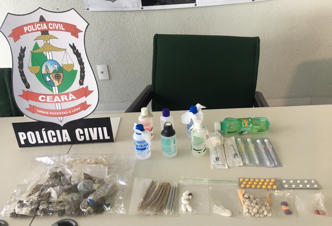 Polícia Civil apreende drogas sintéticas distribuídas em rave realizada na praia da Tabuba, em Caucaia.