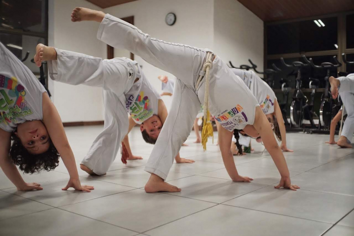 ￼ Aulas de capoeira também são opção de exercício para crianças (Foto: DIVULGAÇÃO)
