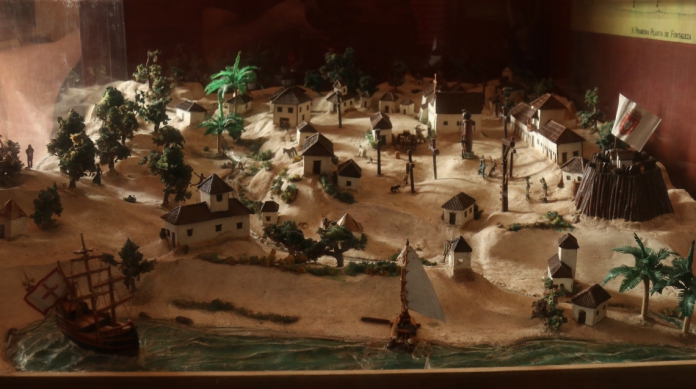 Maquete parte do acervo do Museu do Ceará mostra forte (na ponta direita) no contexto da Vila de Fortaleza em 1726