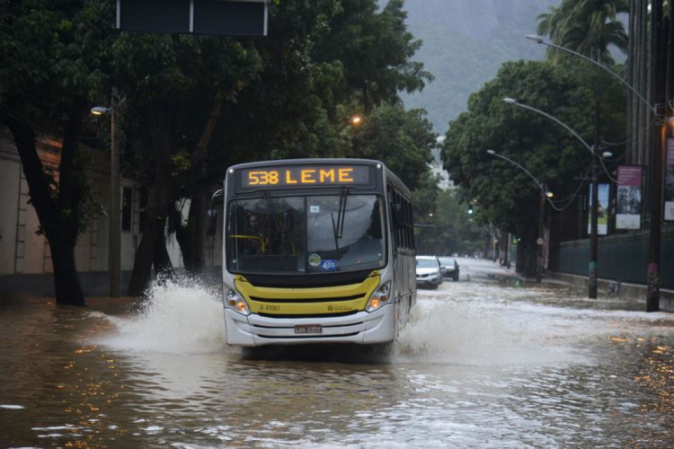Alagamento na Rua Jardim Botânico após as chuvas que atingiram o Rio de Janeiro