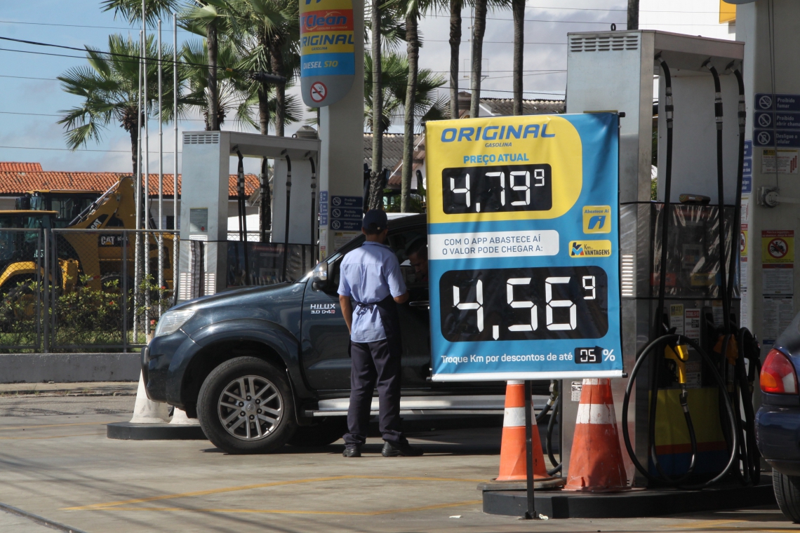Posto de combustÃ­veis no km 3 da BR-116 com litro da gasolina custando R$ 4,799