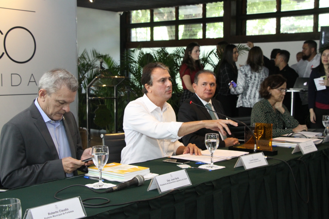 Governador Camilo Santana participou na manhã de ontem da VIII Reunião do Comitê de Governança do Pacto por um Ceará Pacífico, no Palácio da Abolição  (Foto: Mauri Melo)