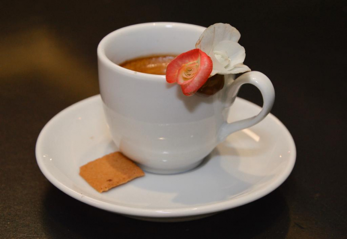 Neste domingo, 14, a Imprensa Café oferece café acompanhado de flor comestível (gratuito) 