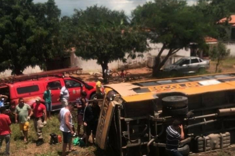 Transporte escolar tombou com estudantes dentro