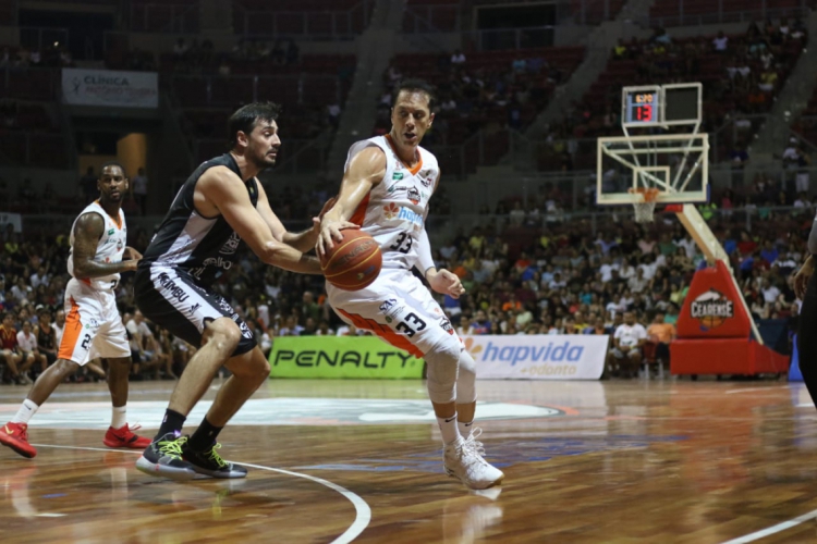 Felipe Ribeiro (dir.) fez o seu jogo 200 vestindo a camisa do Carcará (foto: Mateus Dantas/O POVO)