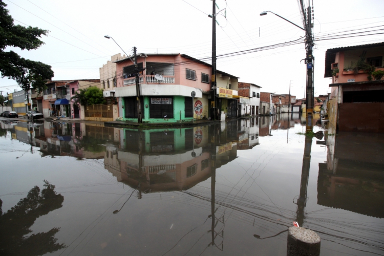 Rua Capit&atilde;o Olavo com a rua Major Jos&eacute; Ara&uacute;jo Aguiar. Per&iacute;odo chuvoso aumenta riscos de desabamentos, devido a infiltra&ccedil;&atilde;o de &aacute;gua 