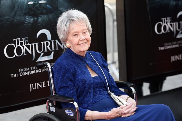 A investigadora de fenômenos paranormais, Lorraine Warren, inspirou a franquia de terror Invocação do Mal, junto de seu marido, Ed Warren. 