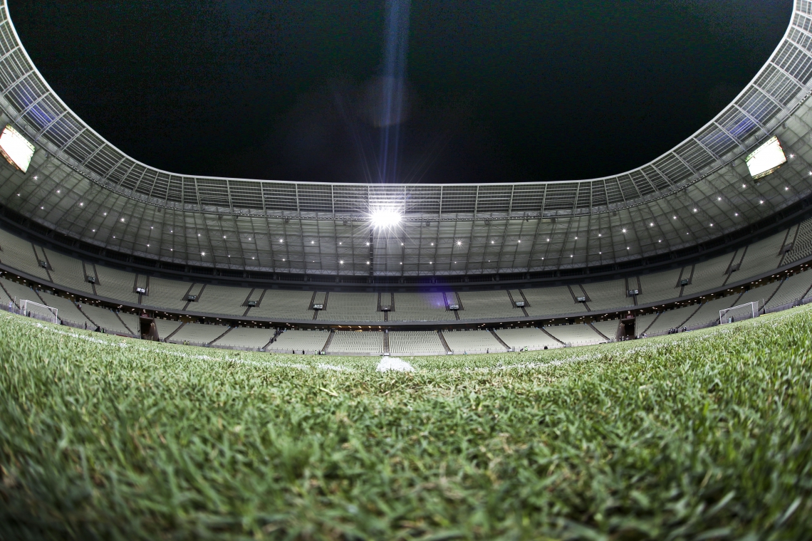 Vista panorâmica do gramado e arquibancadas Do estádio Arena Castelão