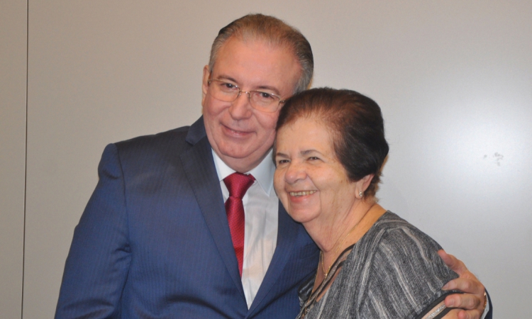 O novo presidente da Fiec, Ricardo Cavalcante recebendo o abraço de quem ele muito admira: a empresária Eliza Gradvohl