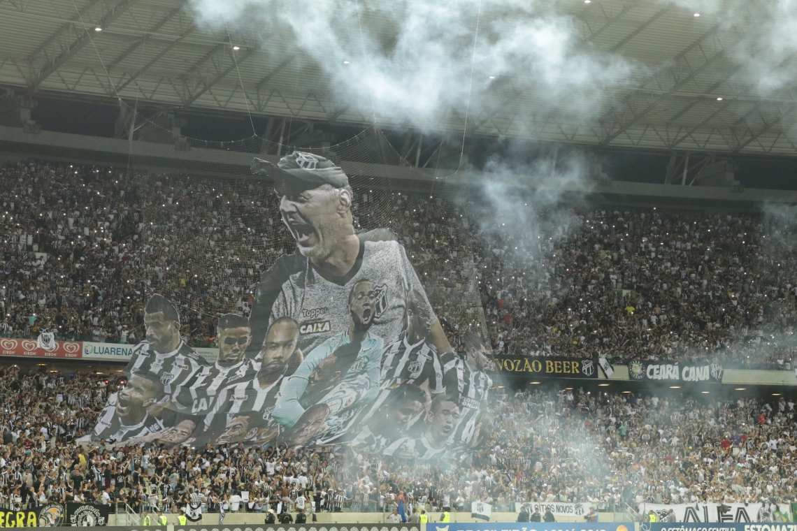 Torcida preparou bandeir&atilde;o com imagem de Lisca. 