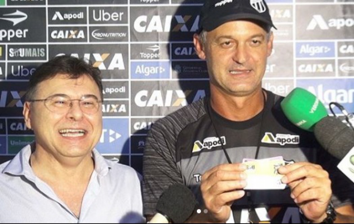 Lisca recebendo s&oacute;cio-torcedor vital&iacute;cio de Robinson de Castro