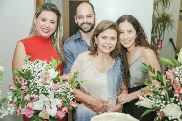 Raimunda Ximenes &eacute; a terceira, da esquerda para a direita. Na foto, o anivers&aacute;rio de Camila Ximenes com Paulo e Caroline Ximenes.