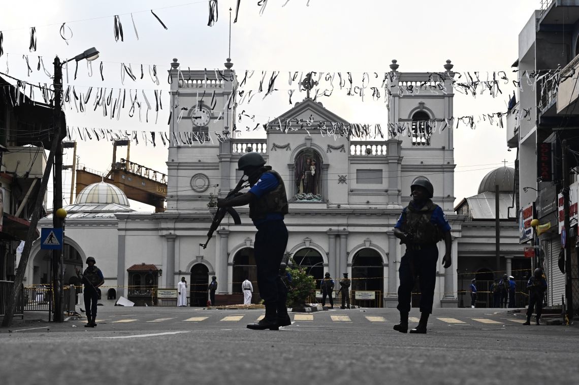 ￼GUARDAS fazem a segurança em frente ao Santuário de Santo Antônio, em Colombo (Foto: Jewel SAMAD / AFP)