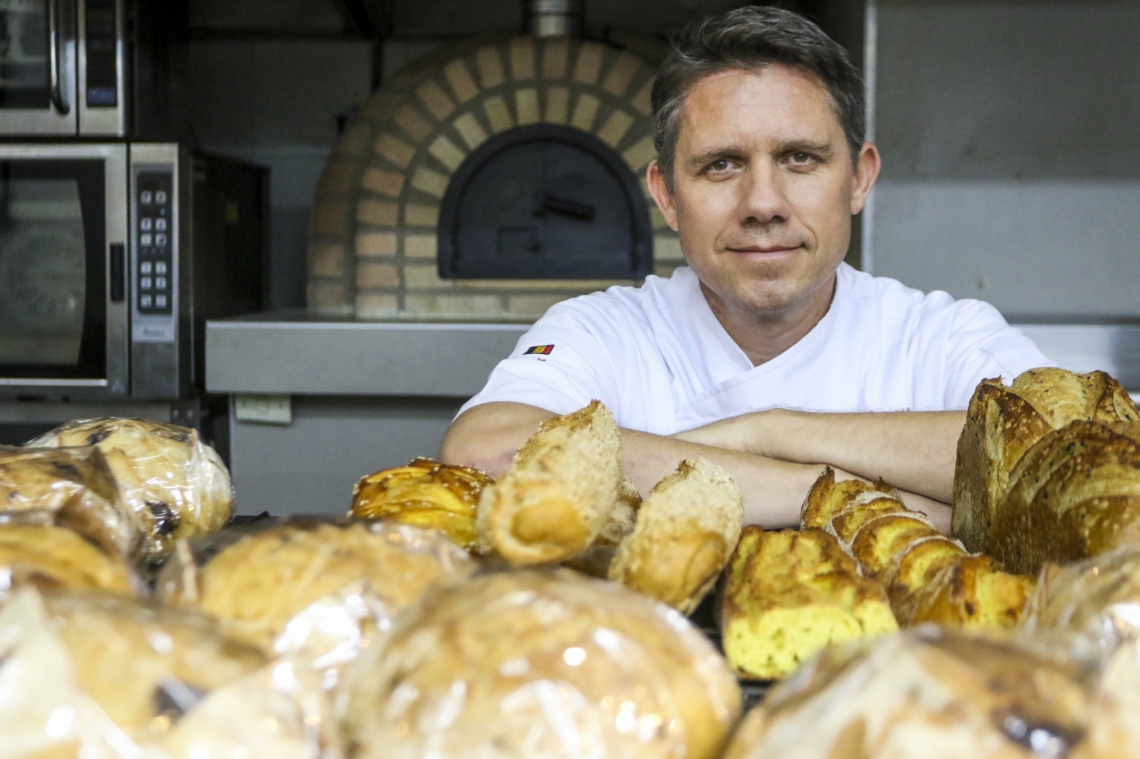 Johannes Roos, padeiro e mestre em pães, apresentou degustações da pães com fermentação natural no Espaço Chef  (Foto: Mateus Dantas / O POVO)