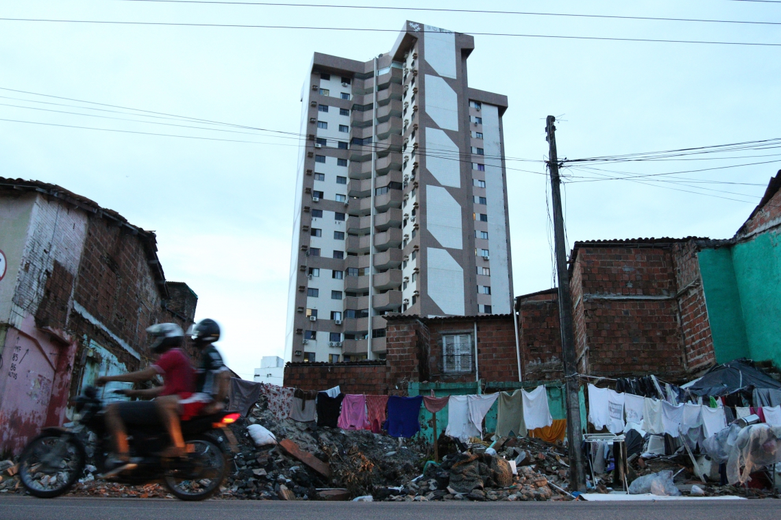 ￼CASAS no Beco da Galinha, já desapropriadas, estão sendo demolidas  (Foto: Tatiana Fortes)