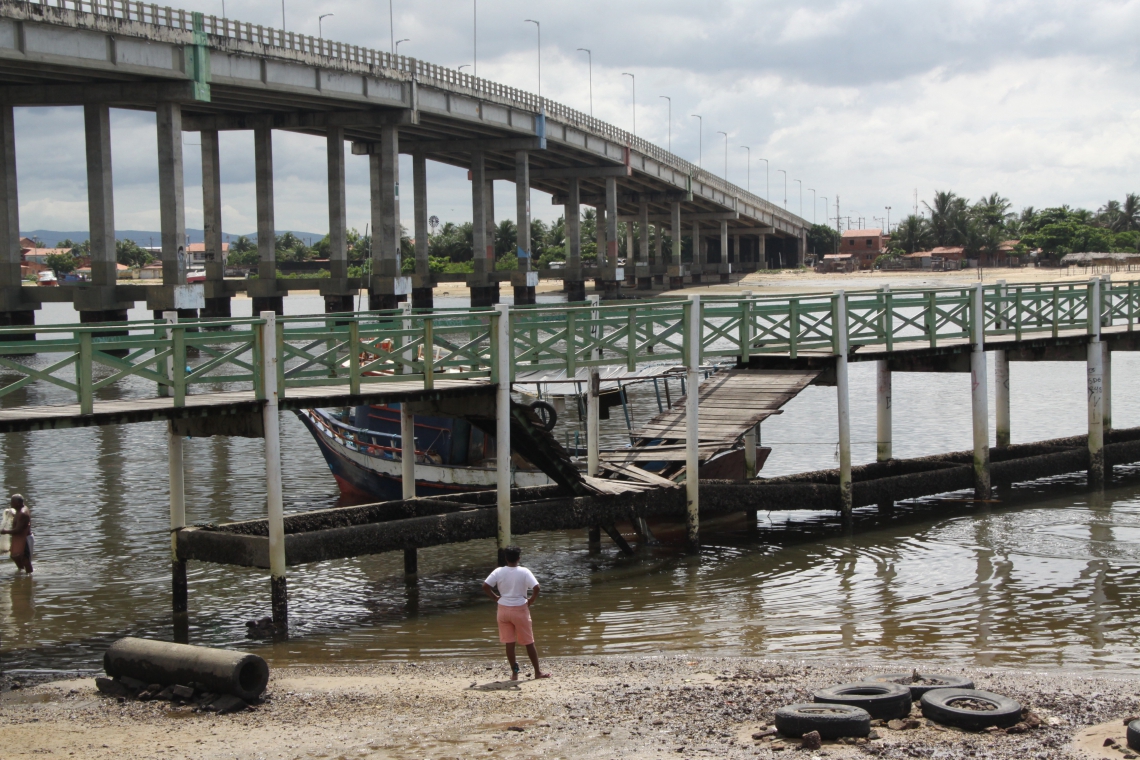 ESTRUTURA cedeu e visitantes caíram de uma altura de cerca de 3 metros  (Foto: Mauri Melo)